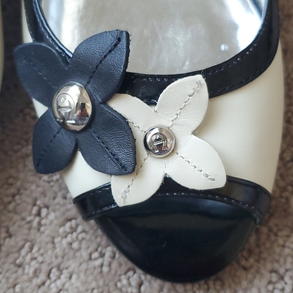 Etienne Aigner flower peep toe wedge heels NWOT - Picture 7 of 11